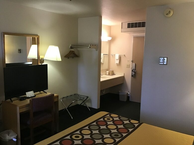 Hotel Super 8 By Wyndham Hamilton
