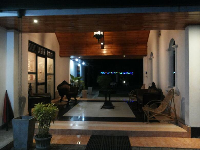 Hotel Guruge King's Island Resort