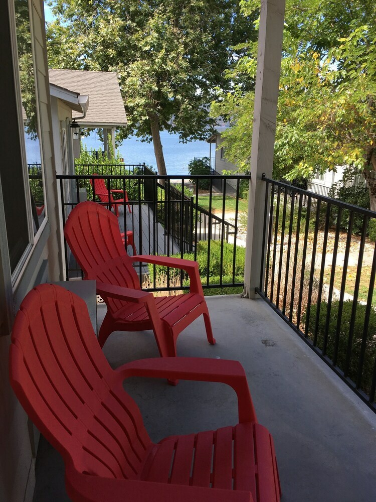 Clear Lake Cottages & Marina
