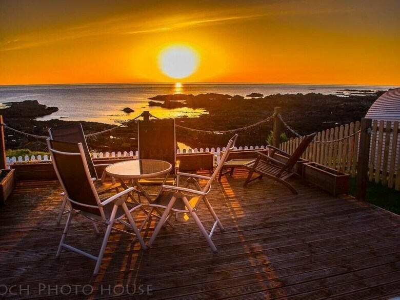Pew With A View - Pet Friendly Seafront Cottage, Secure Shorefront Garden