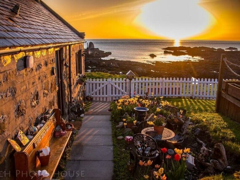 Pew With A View - Pet Friendly Seafront Cottage, Secure Shorefront Garden