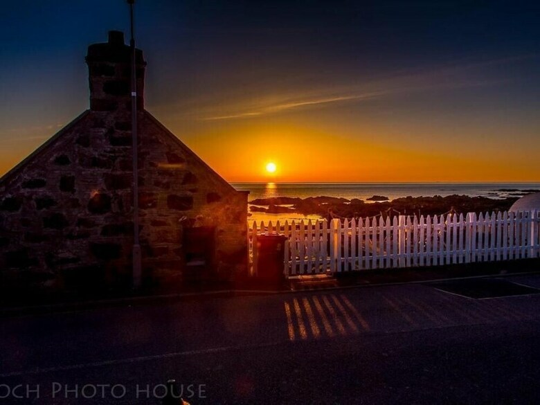 Pew With A View - Pet Friendly Seafront Cottage, Secure Shorefront Garden