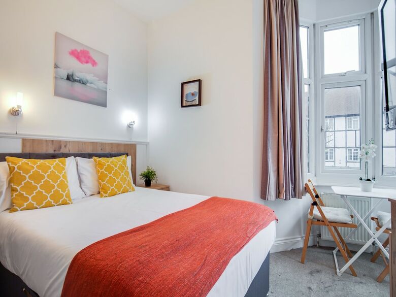 Oyo Tamtam Acton Hotel