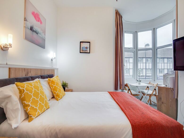 Oyo Tamtam Acton Hotel