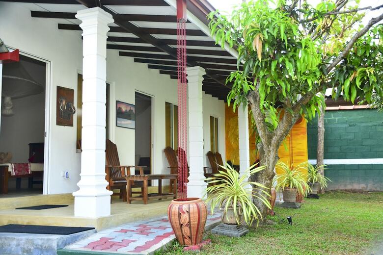 Hotel Negombo Village