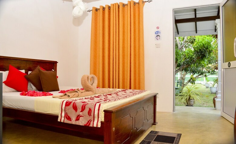 Hotel Negombo Village