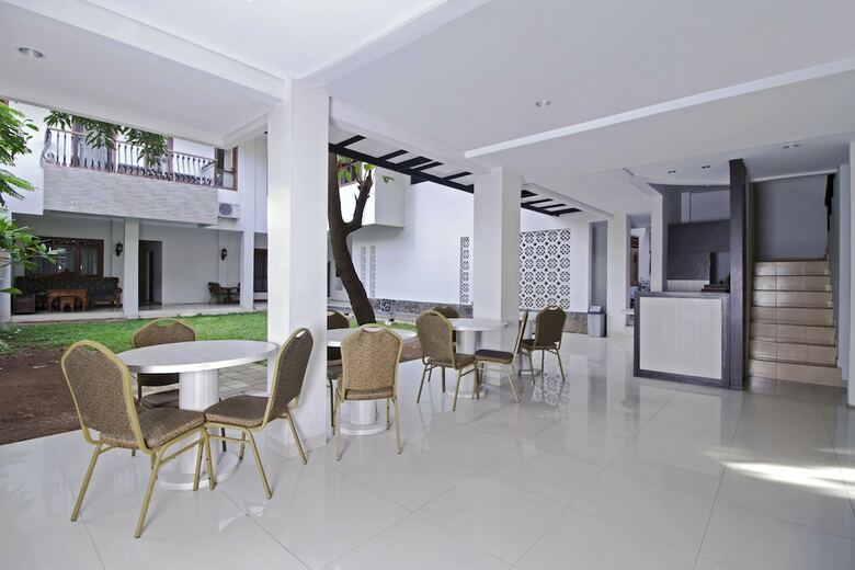 Hotel Reddoorz Plus @ Kelapa Dua Kebon Jeruk