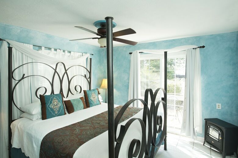 The Lakehouse Bed & Breakfast