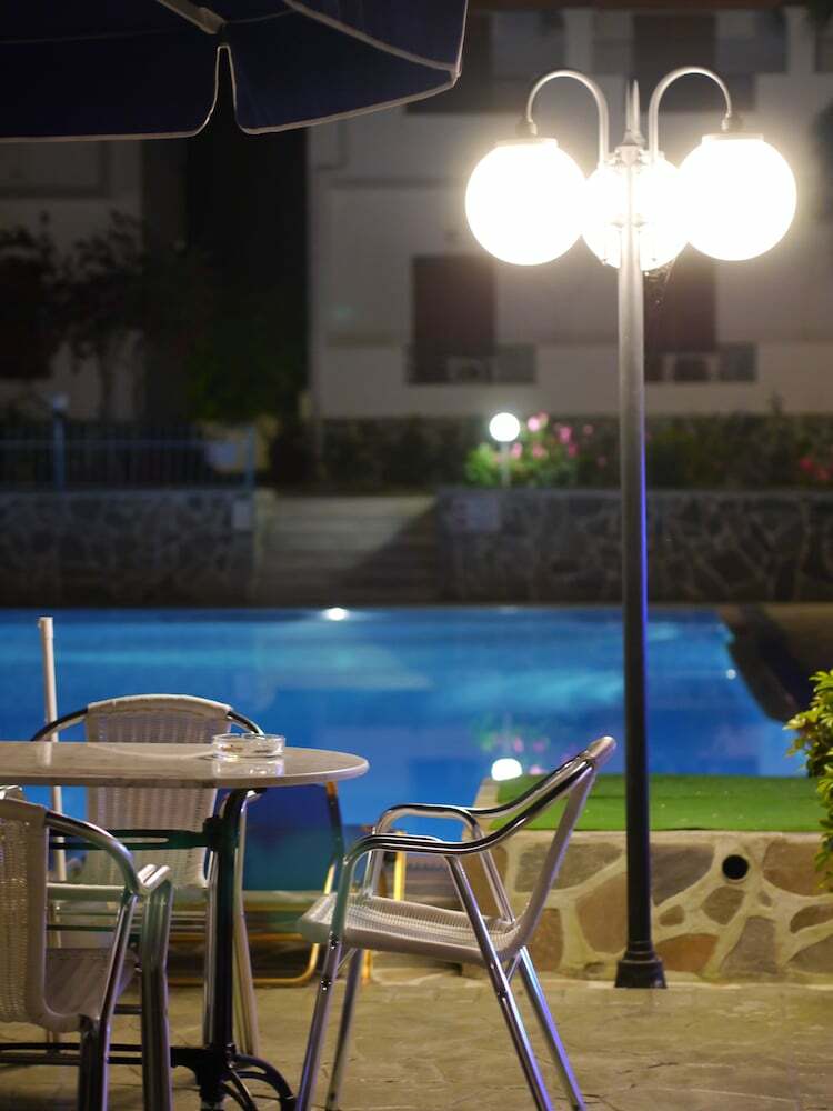 Apartamentos Tria Adelphia