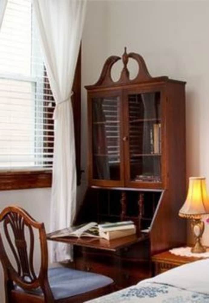 Bed & Breakfast American Guest House