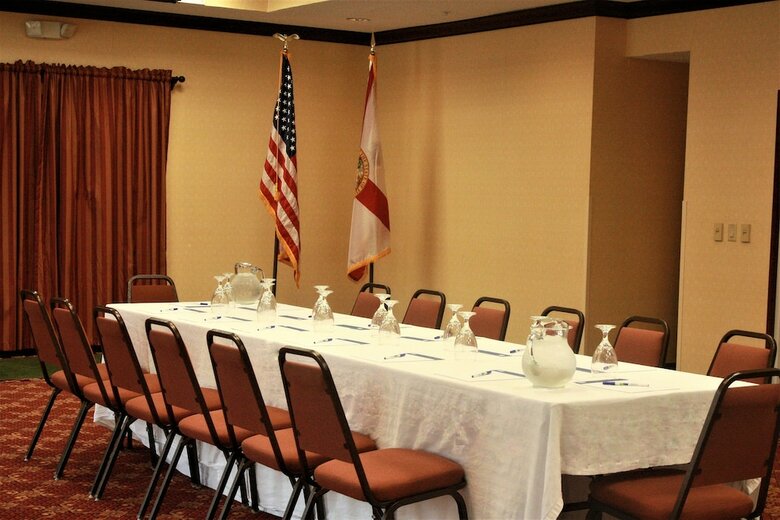 Holiday Inn Express Hotel & Suites Spring Hill
