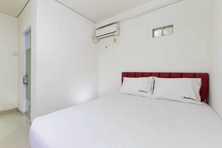 Hotel Reddoorz Plus @ Jalan Pemuda Jakarta
