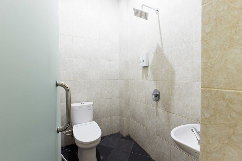 Hotel Reddoorz Plus @ Jalan Pemuda Jakarta