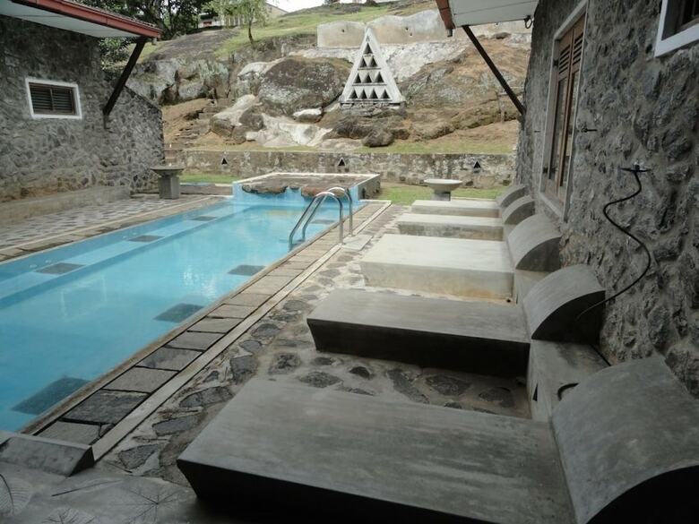 Hotel Serendip Stone Bungalow