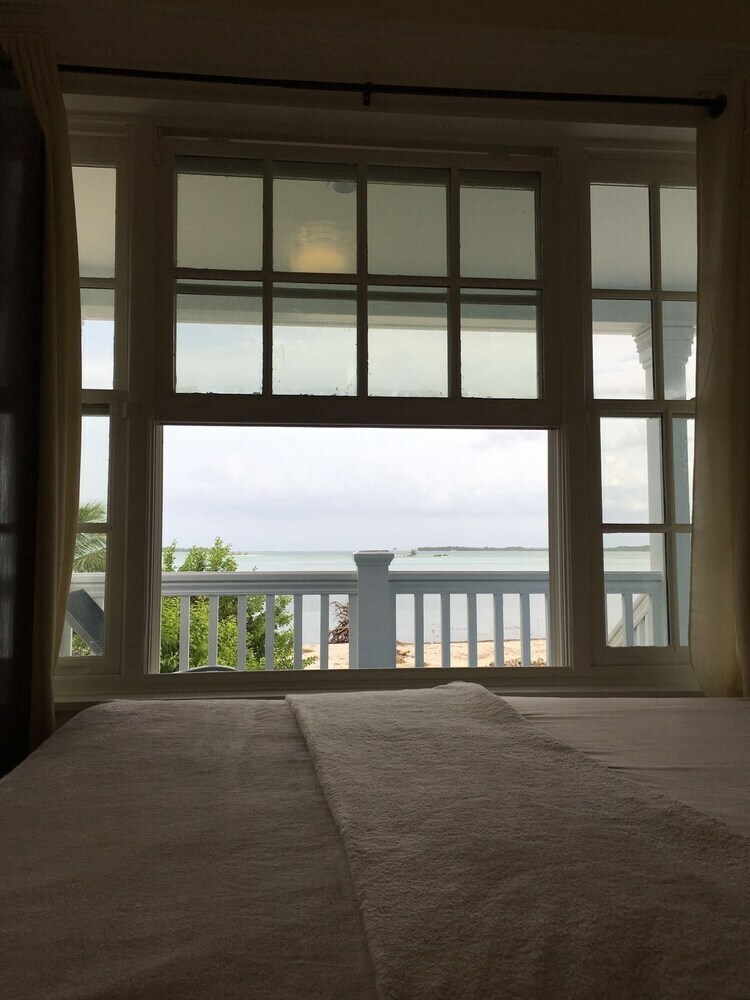Mangrove Cay Sea View Villas