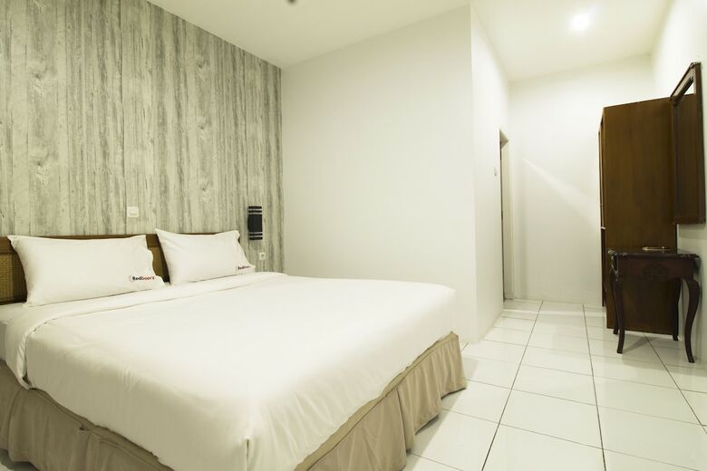 Hotel Reddoorz Plus Near Rs Hasan Sadikin