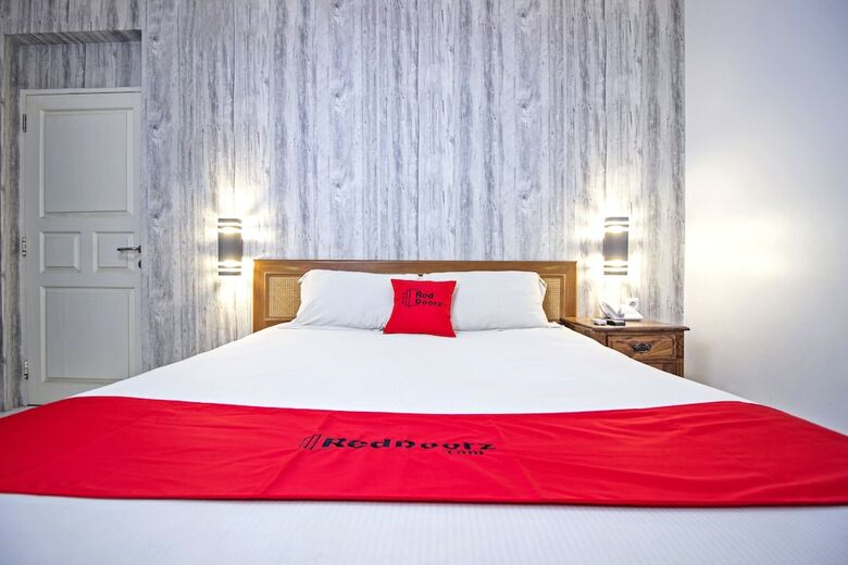 Hotel Reddoorz Plus Near Rs Hasan Sadikin