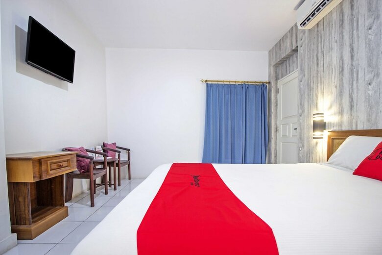 Hotel Reddoorz Plus Near Rs Hasan Sadikin