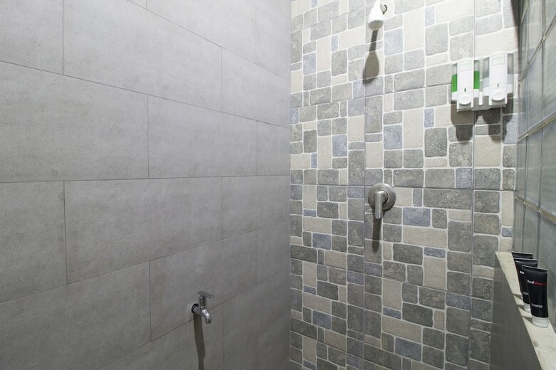 Hotel Reddoorz Plus Near Rs Hasan Sadikin