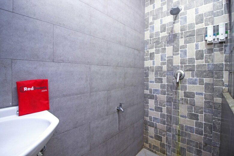 Hotel Reddoorz Plus Near Rs Hasan Sadikin