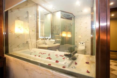 Chengdu Panda Prince Culture Hotel