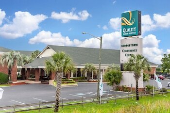 Hotel Quality Inn & Suites