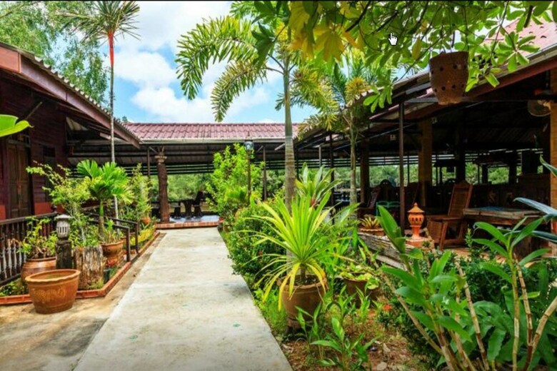 Hotel Pop Riverside Homestay