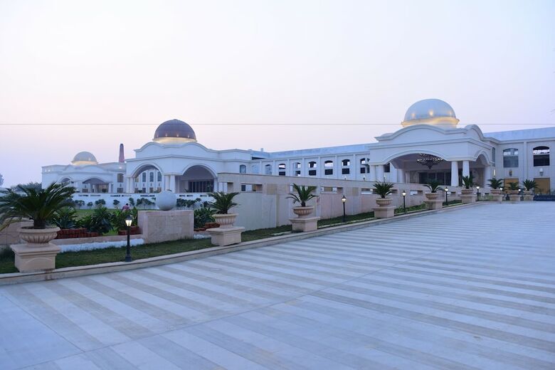 Hotel Ramada By Wyndham Lucknow