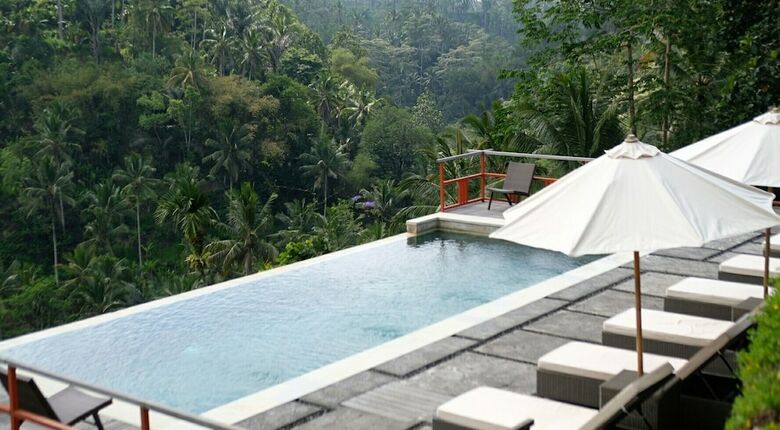 Hotel Suarapura Resort & Spa