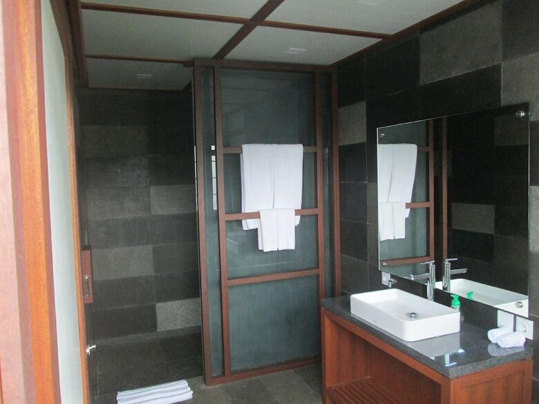 Hotel Suarapura Resort & Spa
