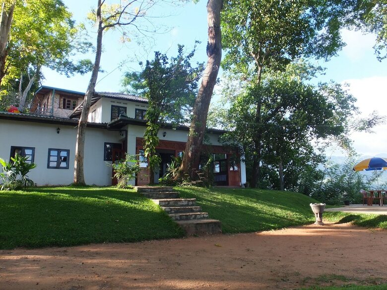 Welikande Hotel And Trekking Center