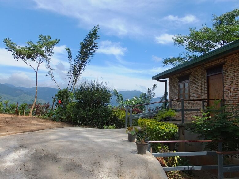 Welikande Hotel And Trekking Center
