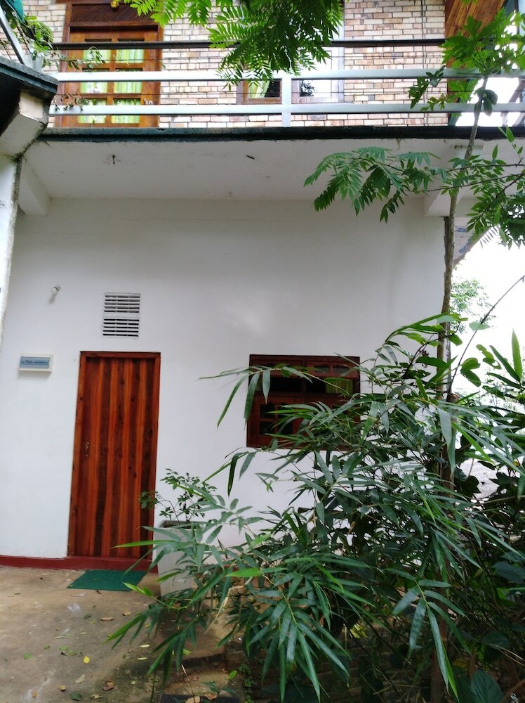 Welikande Hotel And Trekking Center