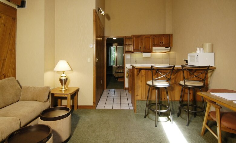 Bed & Breakfast Wrens Nest Village Inn