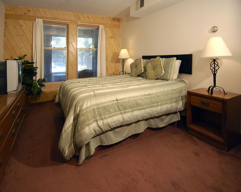 Bed & Breakfast Wrens Nest Village Inn