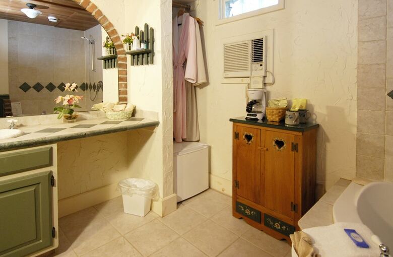 Bed & Breakfast Wrens Nest Village Inn