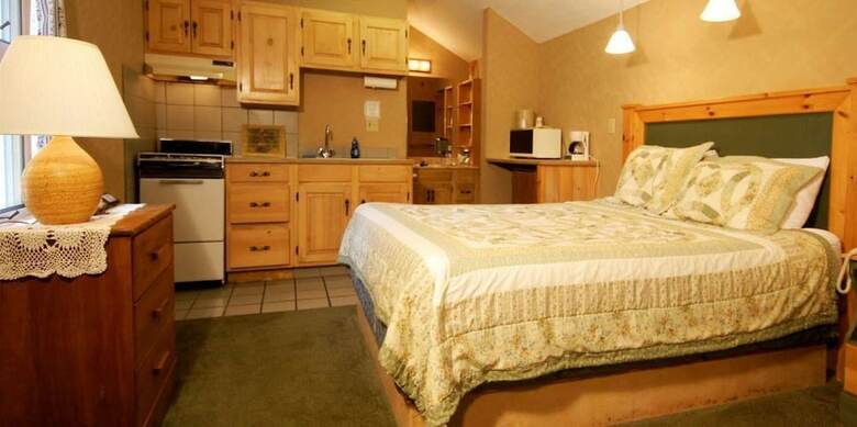 Bed & Breakfast Wrens Nest Village Inn