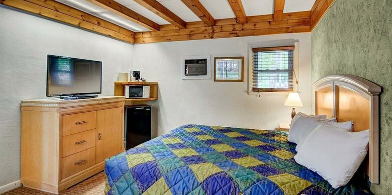 Bed & Breakfast Wrens Nest Village Inn