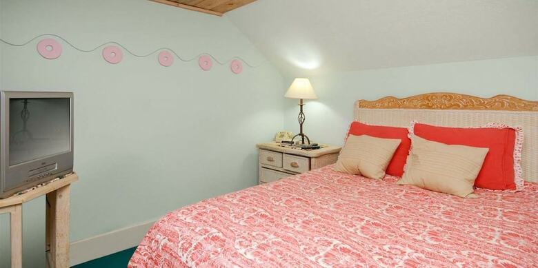 Bed & Breakfast Wrens Nest Village Inn