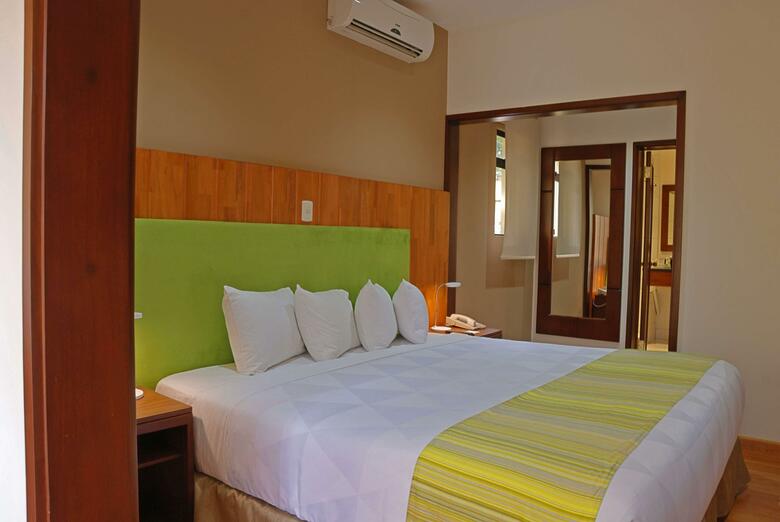 Hotel Country Inn & Suites