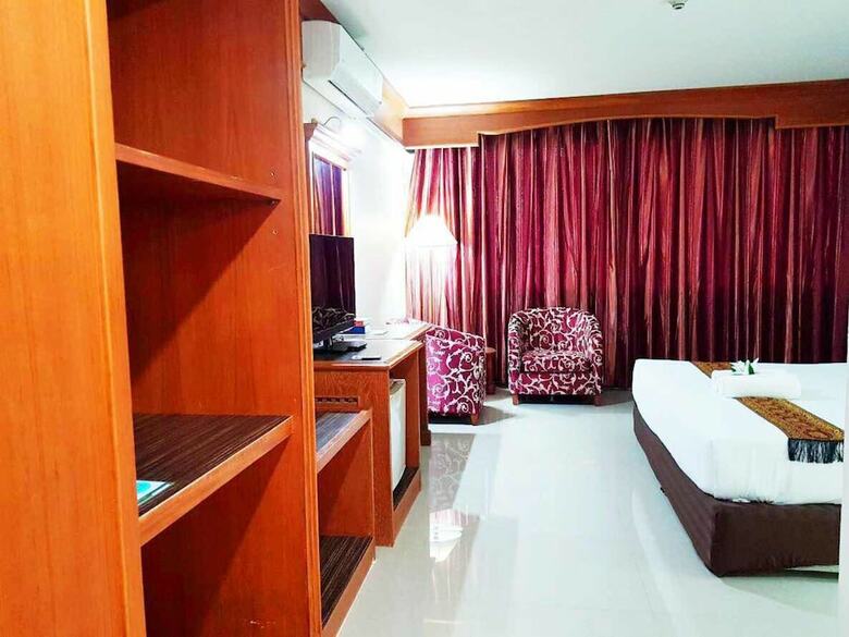 J.p. Emerald Hotel