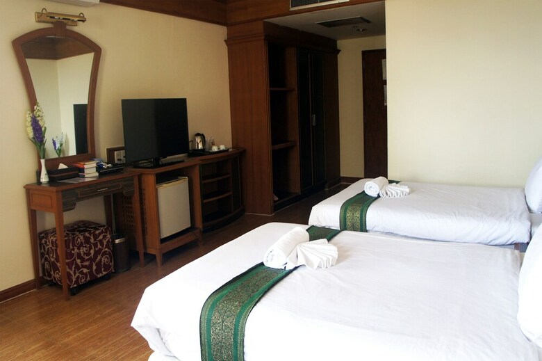J.p. Emerald Hotel