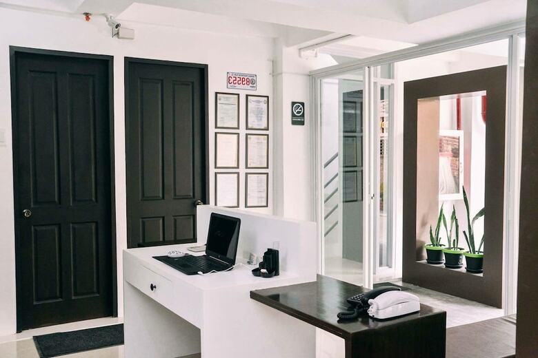 Hotel The Strand Suites And Dormitel