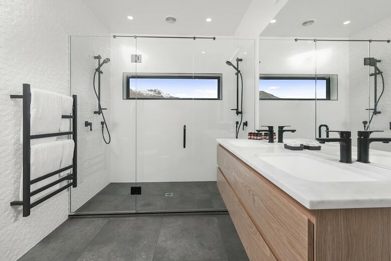 Lakeside Luxury On Suburb Street