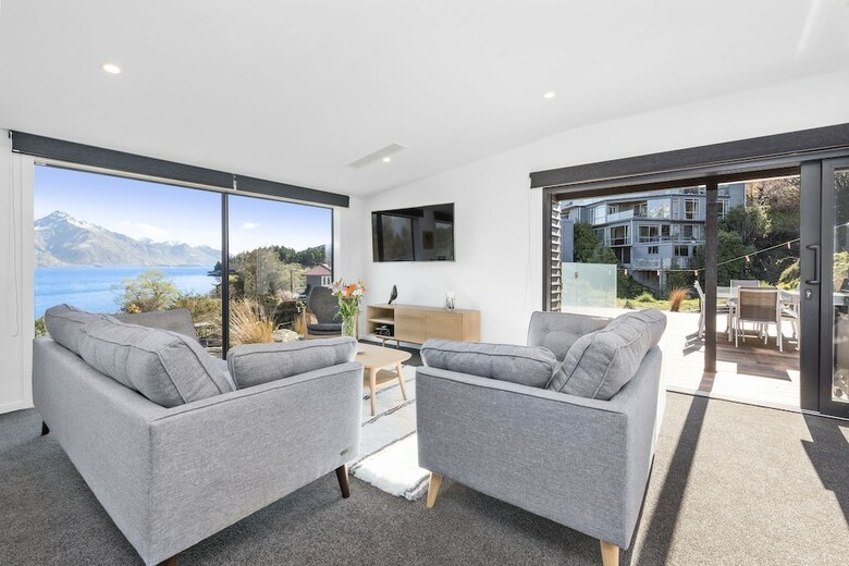 Lakeside Luxury On Suburb Street
