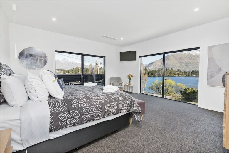 Lakeside Luxury On Suburb Street