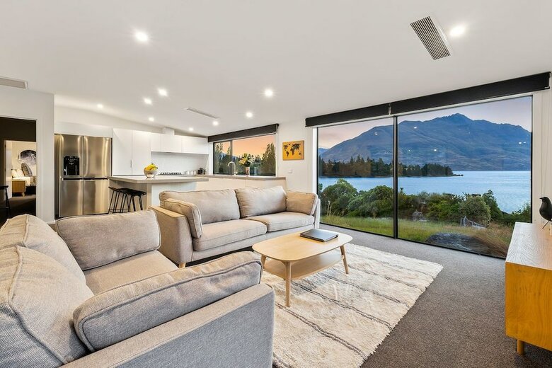Lakeside Luxury On Suburb Street