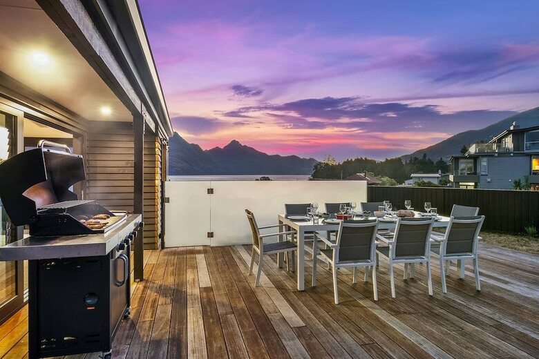 Lakeside Luxury On Suburb Street