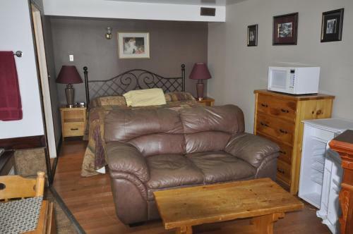 Kingsbridge Inn / Bon-air Motel