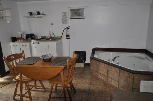 Kingsbridge Inn / Bon-air Motel